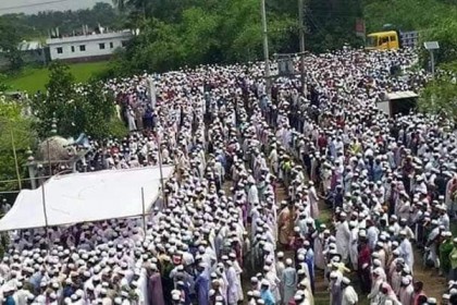 জানাজায় অর্ধ লক্ষাধিক মানুষ; গ্রামবাসীকে ১৪ দিন ঘরে থাকার নির্দেশ