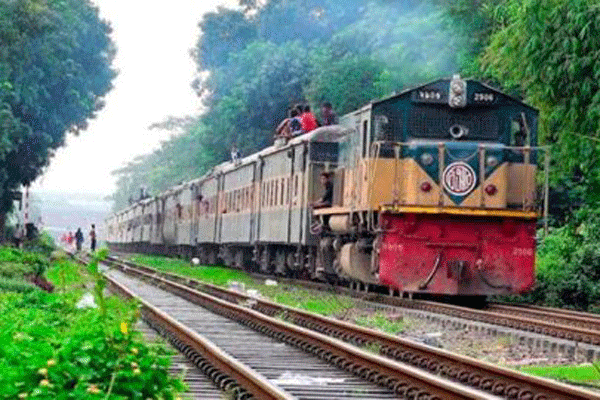 লকডাউন অমান্য করে যাত্রী নিয়ে সিলেট গেল ট্রেন


