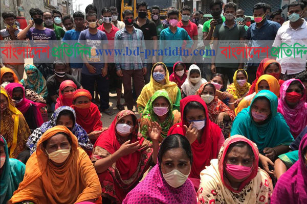 বকেয়া বেতনের দাবিতে আশুলিয়ায় পোশাক শ্রমিকদের বিক্ষোভ