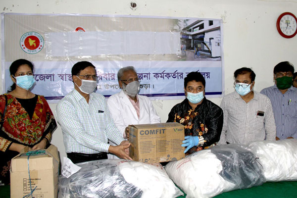 বগুড়ায় এমপি সিরাজের পক্ষে চিকিৎসক ও নার্সদের জন্য ৭শ’ পিপিই হাস্তান্তর 