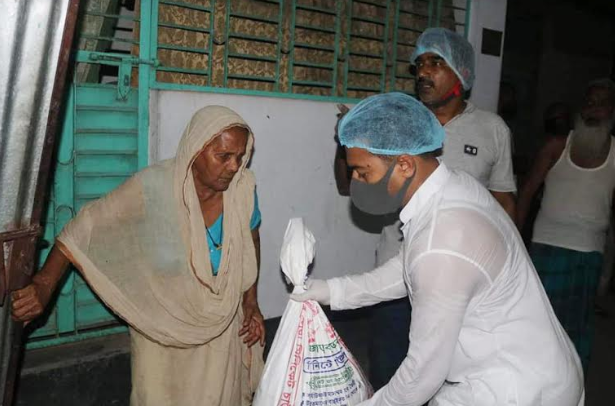 মেহেরপুরে রাতের আঁধারে খাবার পৌঁছে দিচ্ছেন মেয়র