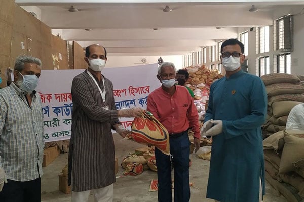 মেয়র আতিকের হাতে নৌ প্রতিমন্ত্রীর ত্রাণসামগ্রী হস্তান্তর