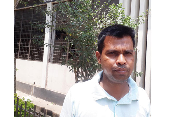 আখাউড়ায় করোনাভাইরাসের নমুনা সংগ্রহ করছেন অফিস সহায়ক