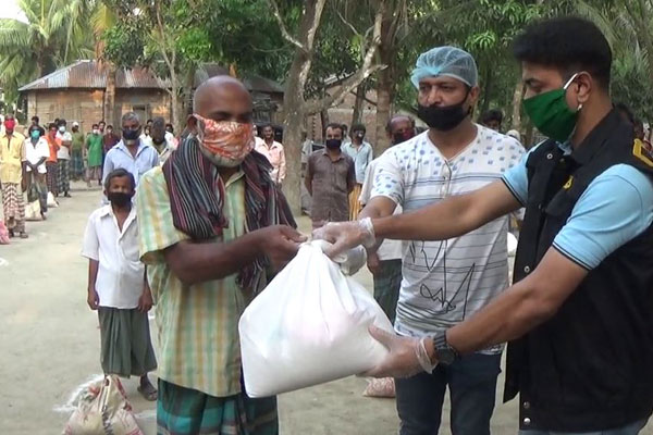 ঝিনাইদহে নিম্ন আয়ের মানুষের মাঝে র‌্যাবের খাদ্যসামগ্রী বিতরণ