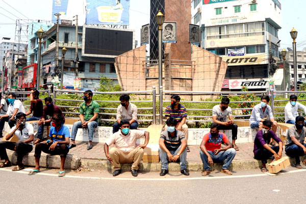 শতাধিক মোটরসাইকেল আরোহীকে মামলা, অকারণে ঘোরাঘুরি করায় শাস্তি পথচারীদের 