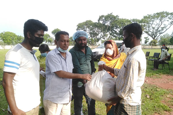 সিরাজগঞ্জে কর্মহীনদের মাঝে
জেলা পরিষদের ত্রাণ বিতরণ