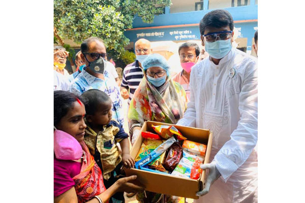 নাটোরে শিশু খাদ্য বিতরণ