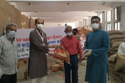 মেয়র আতিকের হাতে নৌ প্রতিমন্ত্রীর ত্রাণসামগ্রী হস্তান্তর