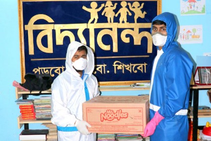 ৪০ হাজার দুস্থ পরিবারের সহায়তায় বিদ্যানন্দকে ‘মি. নুডল্স’ প্রদান