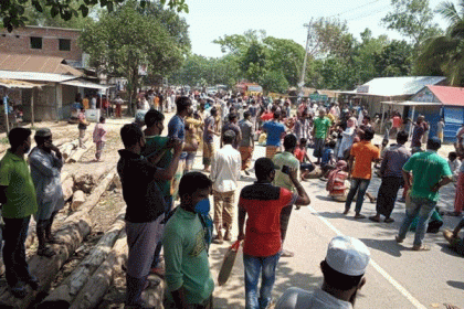 সিরাজগঞ্জের উল্লাপাড়ায় ত্রাণের দাবিতে মহাসড়ক অবরোধ

