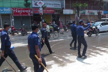 ঝিনাইদহে সামাজিক দূরত্ব বজায় রাখতে কঠোর অবস্থানে পুলিশ