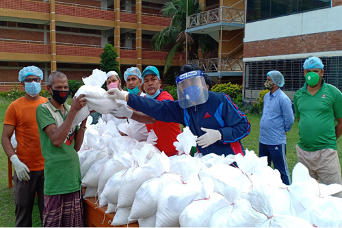 কালিয়াকৈরে দরিদ্র পরিবারের মাঝে খাদ্যসামগ্রী বিতরণ