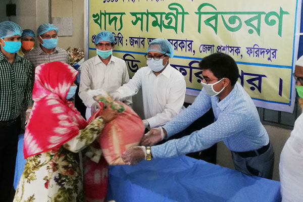 ফরিদপুরে চরাঞ্চলের ৫ হাজার পরিবারের মাঝে খাদ্যসামগ্রী বিতরণ