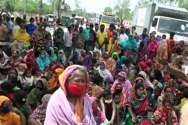 ত্রাণের দাবিতে সড়ক অবরোধ, হাজারো মানুষের অংশগ্রহণ