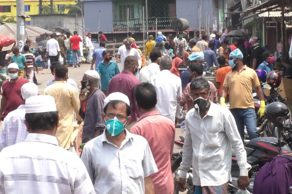 প্রশাসনের কড়াকড়ির পরও বরিশালে লকডাউন মানছে না মানুষ