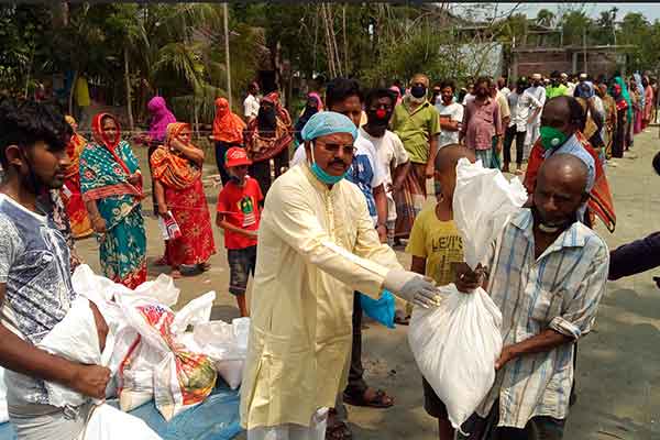 ঝালকাঠিতে কর্মহীনদের মাঝে খাদ্য ও ইফতার সামগ্রী বিতরণ