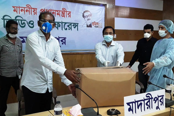মাদারীপুর জেলা প্রশাসনকে পিপিই দিলেন বাহাউদ্দিন নাছিম