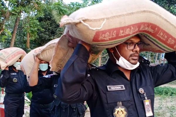 শ্রীমঙ্গলে রাতে বাড়ি বাড়ি ত্রাণ পৌঁছে দিচ্ছে র‌্যাব