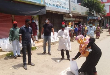 ধামরাইয়ে কর্মহীনদের পাশে দাঁড়াল বাজার কমিটি