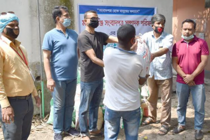 মানিকগঞ্জে খাদ্য সামগ্রী বিতরণ