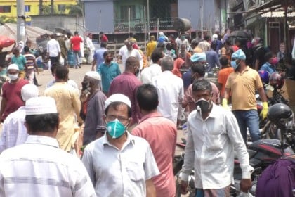 প্রশাসনের কড়াকড়ির পরও বরিশালে লকডাউন মানছে না মানুষ