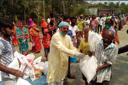 ঝালকাঠিতে কর্মহীনদের মাঝে খাদ্য ও ইফতার সামগ্রী বিতরণ