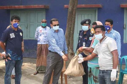 মেহেরপুরে ভবরপাড়া যুব সমাজের খাদ্যসামগ্রী বিতরণ