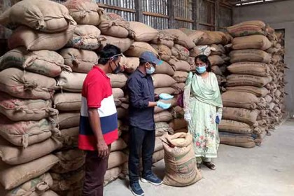 জামালপুরে ব্যবসায়ীর গুদাম থেকে ৩৮৪ বস্তা সরকারি চাল উদ্ধার