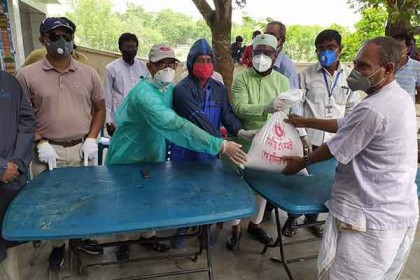 ভেড়ামারায় ৪০৫০ পরিবারকে ত্রাণ সহায়তা