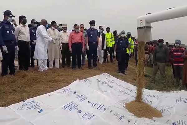 নেত্রকোনার হাওরে ধানকাটা পরিদর্শন করলেন কৃষিমন্ত্রী