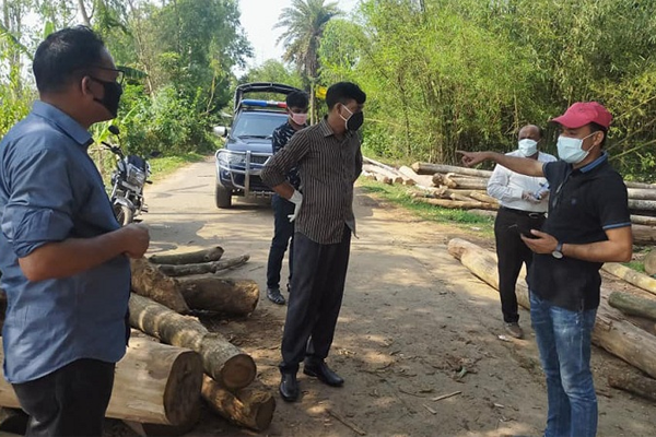 লকডাউনের নামে সড়কে গাছের গুঁড়ি ফেলে চাঁদাবাজি