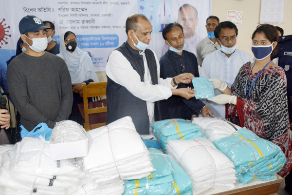 বাগমারায় চিকিৎসক ও সিএইচসিপির মাঝে পিপিই বিতরণ