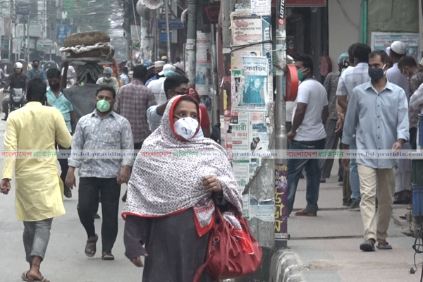 বরিশালে দিনে রাস্তায় অনেক মানুষ, সন্ধ্যার পর জনশূন্য
