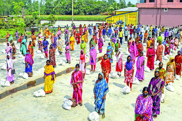 স্থানীয় স্বেচ্ছাসেবী সংগঠনের উদ্যোগে খাদ্যসামগ্রী বিতরণ