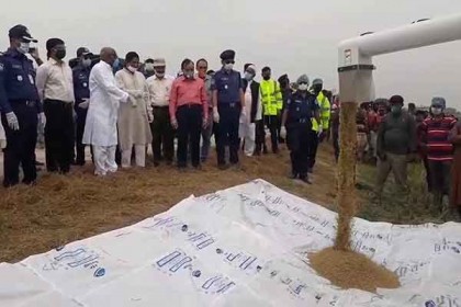 নেত্রকোনার হাওরে ধানকাটা পরিদর্শন করলেন কৃষিমন্ত্রী