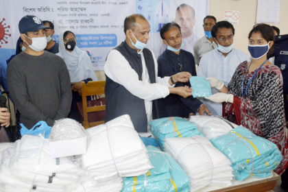 বাগমারায় চিকিৎসক ও সিএইচসিপির মাঝে পিপিই বিতরণ
