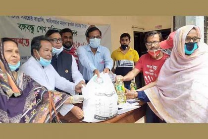 কুষ্টিয়ায় রেড ক্রিসেন্ট সোসাইটির উদ্যোগে ত্রাণসামগ্রী বিতরণ