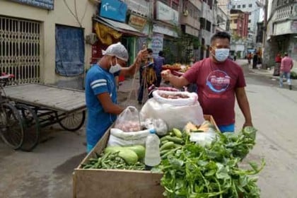 সবজি বিক্রেতাদের মহল্লায় পাঠাচ্ছে পুলিশ, ভিড় কমছে বাজারে