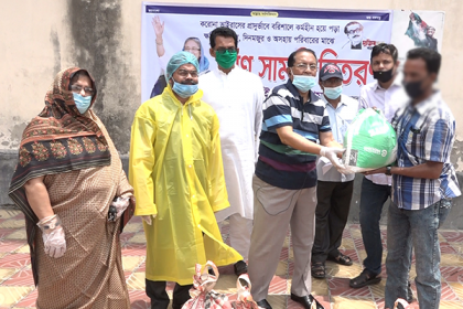 চাহিদা লক্ষাধিক, বরিশালে এক মাস পর ত্রাণ দিল জেলা পরিষদ