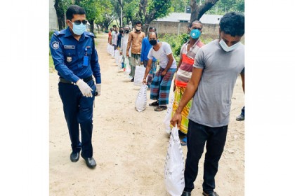 সে বুঝে ক্ষুধার্ত পেটের যন্ত্রণা