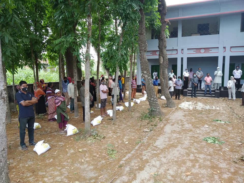 গোপালগঞ্জে ব্যক্তিগত তহবিল থেকে ফারুক খান এমপির খাদ্য সহায়তা প্রদান