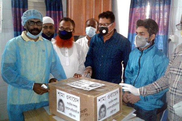 চিকিৎসক-নার্সদের পিপিই দিলেন শামা ওবায়েদ