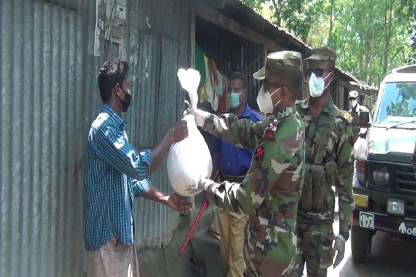 পঞ্চগড়ে সেনাবাহিনীর ত্রাণ বিতরণ