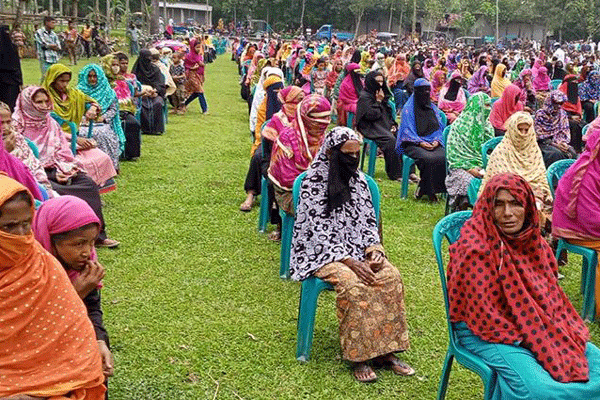 পাকুন্দিয়ায় খাদ্য সামগ্রী বিতরণ

