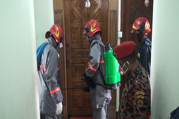 করোনায় আক্রান্তদের বাড়ি গিয়ে জীবানুনাশক স্প্রে করছে ফায়ার সার্ভিস