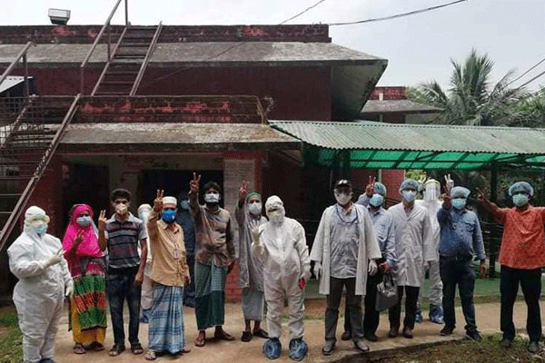 চট্টগ্রামে ১৯ দিনের যুদ্ধ শেষে বাড়ি ফিরলেন পাঁচজন   

