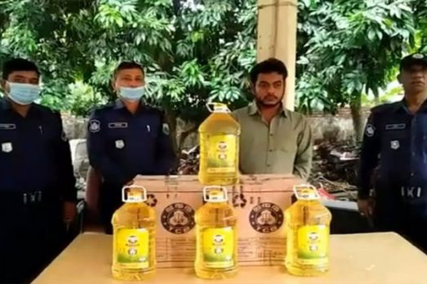 বড়াইগ্রাম থেকে টিসিবির ৬০ লিটার তেলসহ ব্যবসায়ী আটক