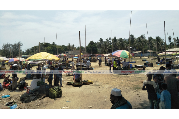 করোনার ঝুঁকি এড়াতে টেকনাফে খেলার মাঠে বসল বাজার