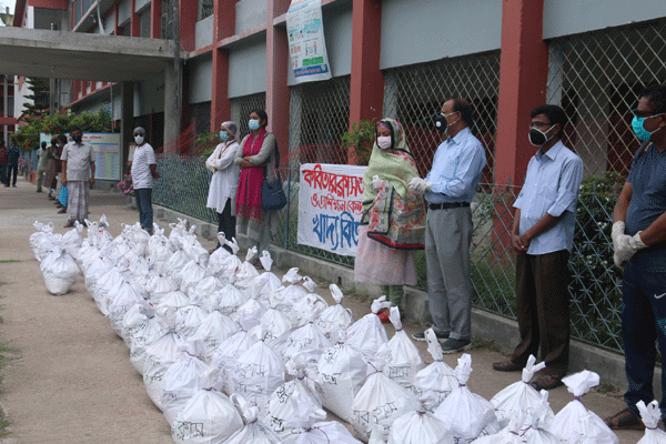 বরিশালে টিফিনের টাকা বাঁচিয়ে খাদ্য সহায়তা 
