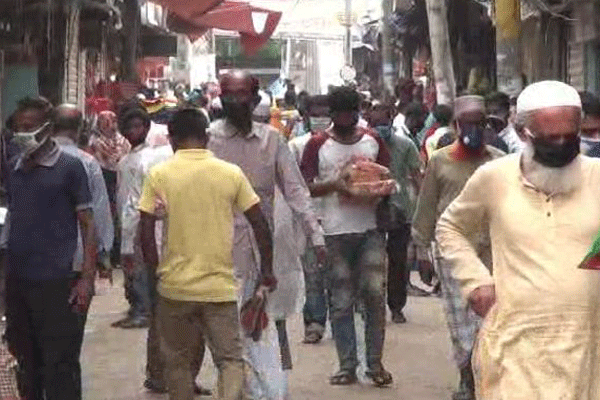 ভোলায় সামাজিক দূরত্ব মানা হচ্ছে না


